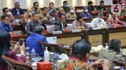 Menteri Keuangan Sri Mulyani (tengah kanan) dan Menteri Investasi/Kepala Badan Koordinasi Penanaman Modal (BKPM) Bahlil Lahadalia (tengah kiri) saat menghadiri Rapat Kerja (Raker) di Gedung Parleman, Jakarta, Kamis (8/12/2022). Raker membahas Rancangan Undang-Undang tentang Pengembangan dan Penguatan Sektor Keuangan (RUU PPSK). (Liputan6.com/Angga Yuniar)