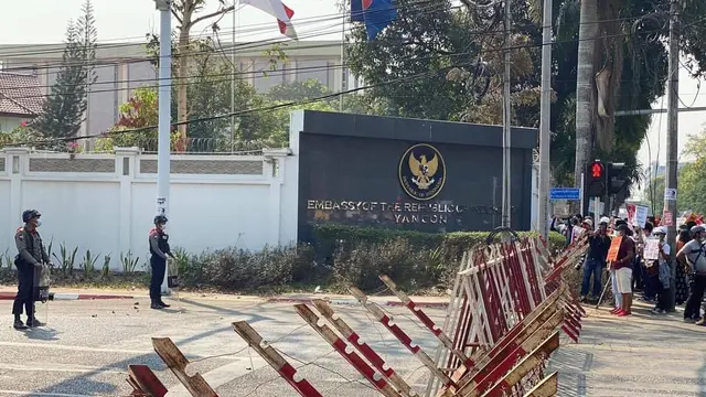 Aksi protes terjadi di depan KBRI Yangon terkait kudeta militer. (Foto: Twitter/ @hninyadanazaw)