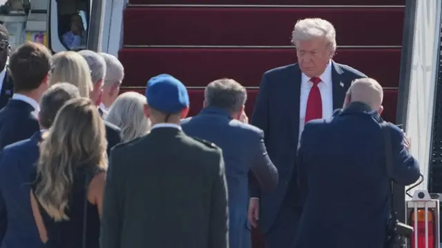 Presiden Amerika Serikat Donald Trump tiba di Bandara Ben Gurion Airport di dekat Tel Aviv, Israel, pada Senin (13/10/2025).
