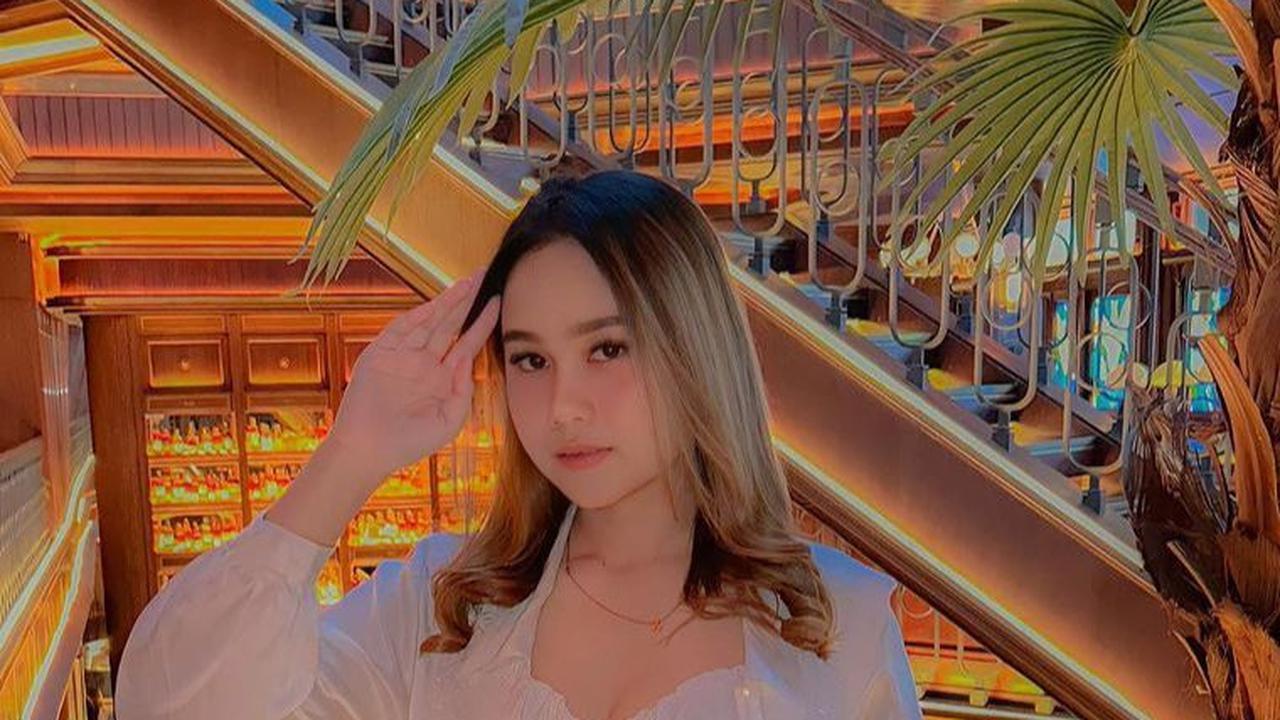 Selain memiliki suara yang indah. Nadin juga dikenal cantik dan feminim. Menariknya, Nadin ternyata memiliki adik perempuan bernama Kayla Hendrina yang parasnya tidak kalah cantik.