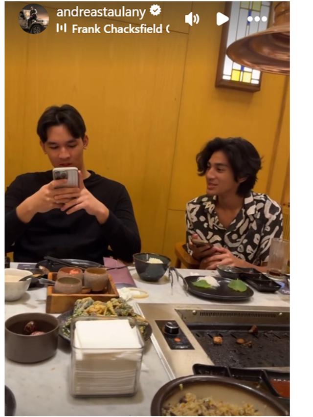 6 Potret Andre Taulany Buka Puasa Bareng Tiga Anaknya, Nikmati Makanan Jepang