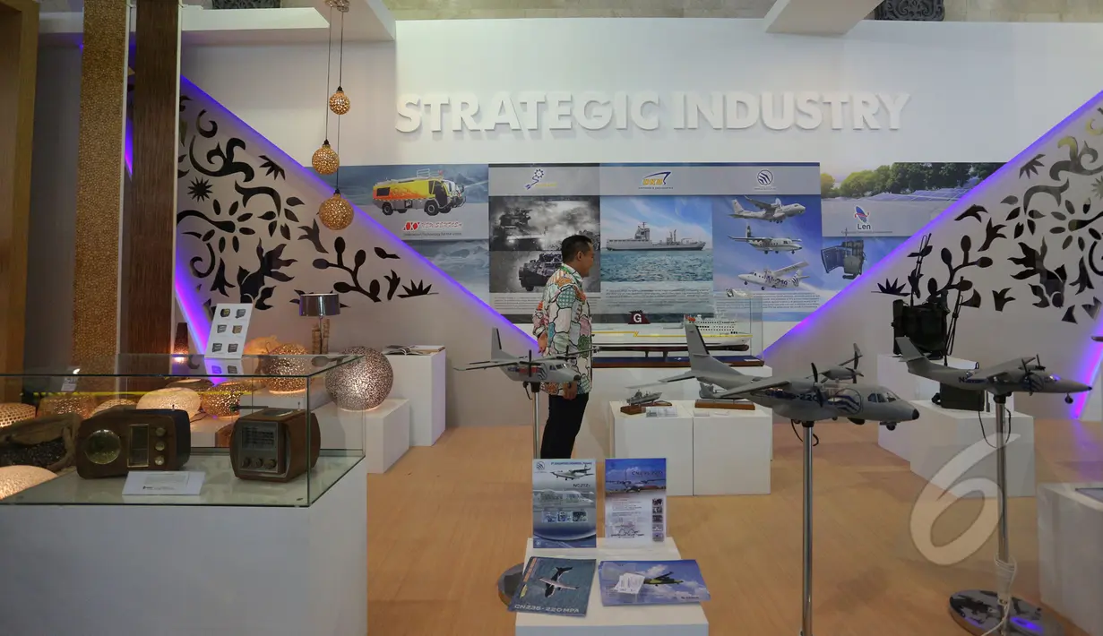 Seorang pengunjung melihat salah satu stand Pameran Kerjasama Selatan-Selatan Triangular (KSST) di Jakarta Covention Center, Senin (19/4/2015). Pameran tersebut merupakan rangkaian dari acara KAA 2015. (Liputan6.com/Herman Zakharia)