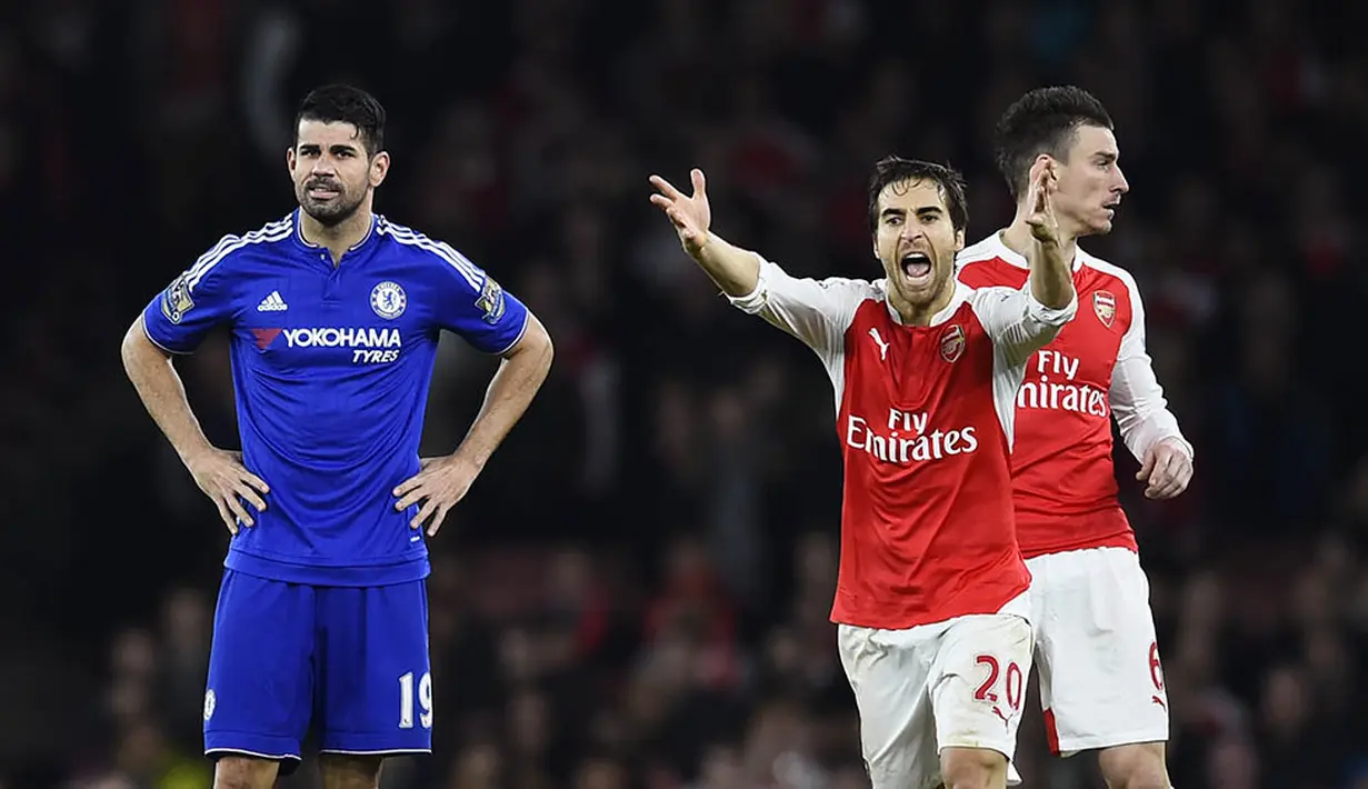 Gelandang Arsenal, Mathieu Flamini, melakukan protes terhadap keputusan wasit saat melawan Chelsea. Pada laga itu The Blues menguasai jalannya pertandingan dengan penguasaan bola 52 persen. (Reuters/Dylan Martinez)