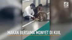 Kebiasaan unik para jemaah di sebuah kuil di India, mereka makan bersama monyet liar yang tinggal di sekitar kuil.