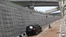 Kendaraan melintasi underpass Kartini di kawasan Lebak Bulus, Jakarta Selatan, Jumat (23/2). Satu lajur underpass tersebut telah mulai diuji coba untuk mengurai kemacetan di kawasan tersebut. (Liputan6.com/Immanuel Antonius)