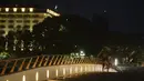 Seorang pria menyeimbangkan sepeda saat melihat keluar dari jembatan saat lockdown di Buenos Aires, Sabtu (22/5/2021). Argentina memberlakukan lockdown COVID-19 pertama kalinya di tahun 2021 mulai Sabtu karena melonjaknya tingkat infeksi dan kematian akibat virus corona. (AP Photo/Mario De Fina)
