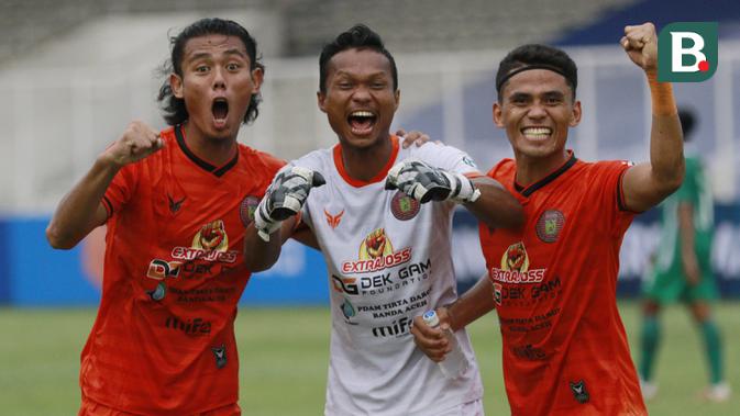 Pemain Persiraja Banda Aceh, (dari kiri) Hamdan Zamzani, Fakhrurrazi Quba, dan Muhammad Rifaldi merayakan kemenangan 3-2 atas PSS Sleman usai laga pekan kedua BRI Liga 1 2021/2022 di Stadion Madya, Jakarta, Sabtu (11/9/2021). (Foto: Bola.Com/M. Iqbal Ichs