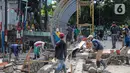 Pekerja menyelesaikan pembangunan revitalisasi Jembatan Cibubur, Jakarta, Senin (24/10/2022). Jembatan Cibubur yang saat ini sedang direvitalisasi, akan dilengkapi akses untuk pejalan kaki. Jembatan Cibubur yang menghubungkan Pasar Rebo dan Ciracas itu akan ditinggikan guna menghindari genangan ketika permukaan Kali Cipinang meninggi dan ditargetkan selesai pada bulan November 2022. (Liputan6.com/Faizal Fanani)