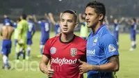 Striker Bali United, Irfan Bachdim, bertukar jersey dengan gelandang Persib Bandung, Kim Kurniawan usai laga uji coba di Stadion GBLA Bandung, Jawa Barat, Sabtu (8/4/2017). (Bola.com/Vitalis Yogi Trisna)
