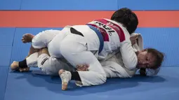 Atlet ju-jitsu Indonesia, Simone Julia, saat melawan atlet Mongolia, Udval Tsogkhuu, pada perebutan perunggu Asian Games XVIII di JCC Senayan, Jakarta, Sabtu (25/8/2018). Kalah, dirinya gagal mendapatkan medali. (Bola.com/Vitalis Yogi Trisna)