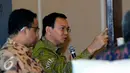 Gubernur DKI Jakarta, Basuki Thahaja Purnama (tengah) menjawab pertanyaan saat diskusi bersama ICW di Jakarta, Selasa (22/12/2015). Diskusi membahas Pengelolaan Guru, Sentralisasi atau Desentralisasi. (Liputan6.com/Helmi Fithriansyah)