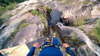 Seorang pemberani memecahkan rekor dunia lompat tebing dari puncak air terjun Cascata del Salto.