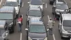 Pedagang asongan menjajakan dagangannya di tengah kemacetan kawasan Harmoni, Jakarta, Selasa (19/4). Kemacetan yang semakin parah di Ibukota menjadi keuntungan tersendiri bagi para pedagang asongan untuk mencari nafkah. (Liputan6.com/Immanuel Antonius)