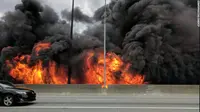 Kebakaran yang memicu jalan tol di Atlanta runtuh. (Jackson Klinefelter/CNN)