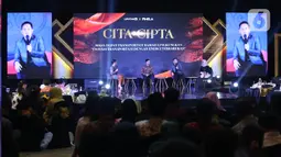 Content Creator Den Dimas, Bupati Trenggalek Mochamad Nur Arifin, dan Executive Vice President Pengembangan Produk Niaga PT PLN (Persero) Ririn Rachmawardini saat diskusi dalam acara Cita dan Cipta Liputan6.com x Fimela di Shangri-La Hotel, Jakarta,  Rabu (31/7/2024). (Liputan6.com/Angga Yuniar)