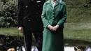 Gambar tanggal 20 November 1979 ini saat Ratu Elizabeth II dan Duke of Edinburgh Pangeran Philip berpose dengan corgies kerajaan untuk ulang tahun pernikahan ke-32 mereka di Balmoral Castle, Skotlandia. (AFP)