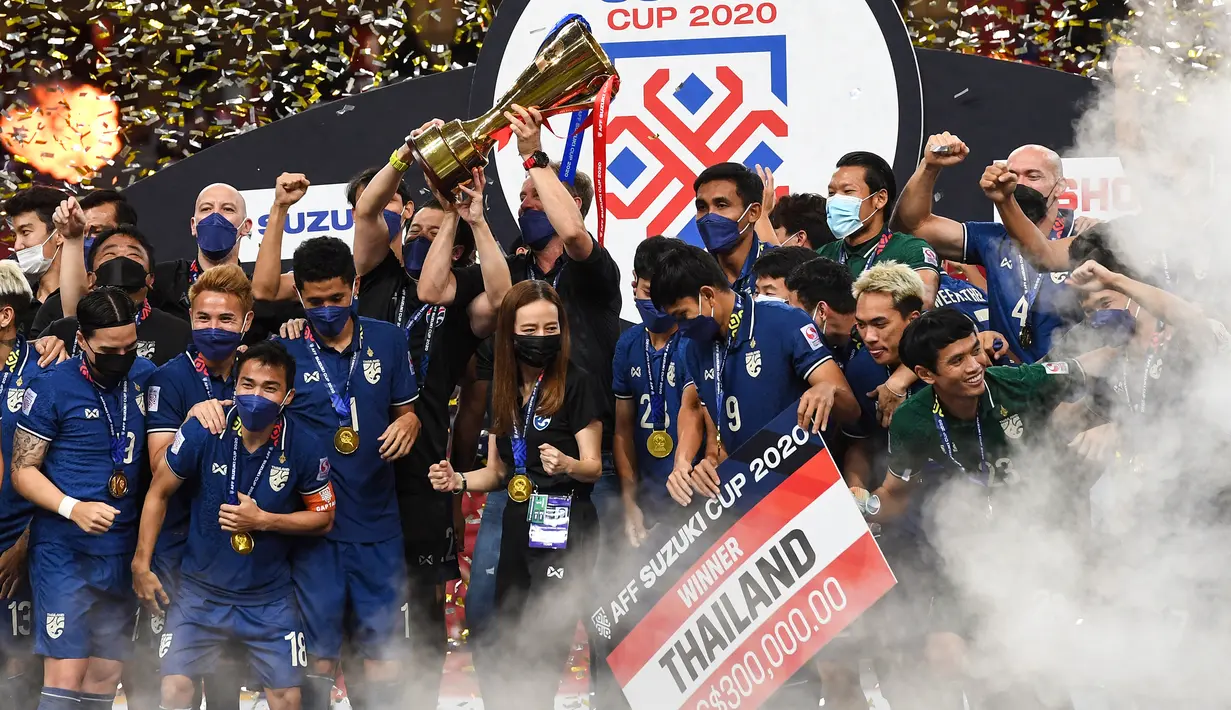 Thailand. Hingga kini Timnas Thailand menjadi pengoleksi terbanyak trofi Piala AFF sepanjang sejarah dengan raihan 6 kali juara. Selain juara pada edisi pertama pada 1996 dan edisi terakhir pada 2020, Thailand juga sukses meraih gelar juara Piala AFF pada edisi 2000, 2002, 2014 dan 2016. Dari 6 gelar tersebut, 4 di antaranya didapat setelah mengalahkan Timnas Indonesia di partai final, yaitu pada edisi 2000, 2002, 2016 dan 2020. (AFP/Roslan Rahman)
