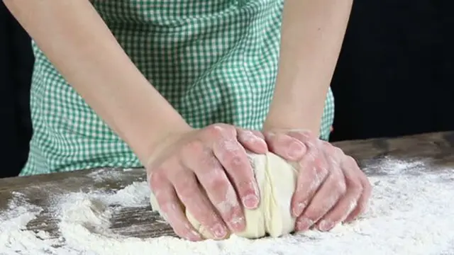 Adonan sudah kalis atau belum ya?/Copyright shutterstock.com