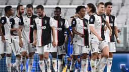 1. Juventus (kebobolan 0,82 gol per laga) - Juventus tercatat diperkuat dengan bek-bek tangguh serta kiper berkualitas. Juventus mampu menjadi tim dengan catatan kebobolan paling sedikit pada abad ke-21. (AFP/Marco Bertorello)