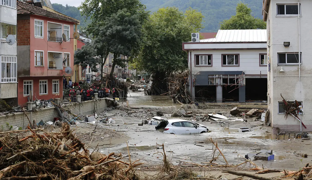 Sebuah mobil mengambang setelah banjir bandang melanda beberapa wilayah Laut Hitam di Kastamonu (12/8/2021). Badai besar melanda bagian utara Turki tepat ketika tim penyelamat melaporkan membawa ratusan kebakaran hutan yang telah menewaskan delapan orang sejak akhir Juli.  (Handout/IHH/AFP)