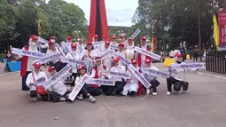 Relawan Presiden Jokowi berfoto bersama saat mengikuti Gerakan Nusantara Bersatu di Stadion Utama Gelora Bung Karno, Jakarta, Sabtu (26/11/2022). Selain arahan yang diberikan oleh Presiden Jokowi, para relawan juga akan mengumpulkan donasi untuk diserahkan kepada korban gempa di Cianjur, Jawa Barat. (Foto Dok Pertiwi Indonesia)