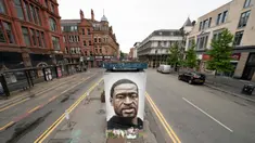 Sebuah mural George Floyd di Manchester tengah, Inggris (4/6/2020). George Floyd tewas kehabisan napas saat dalam penahanan pihak kepolisian Negara Bagian Minnesota, wilayah Midwest Amerika Serikat, pada pekan lalu. (Xinhua/Jon Super)