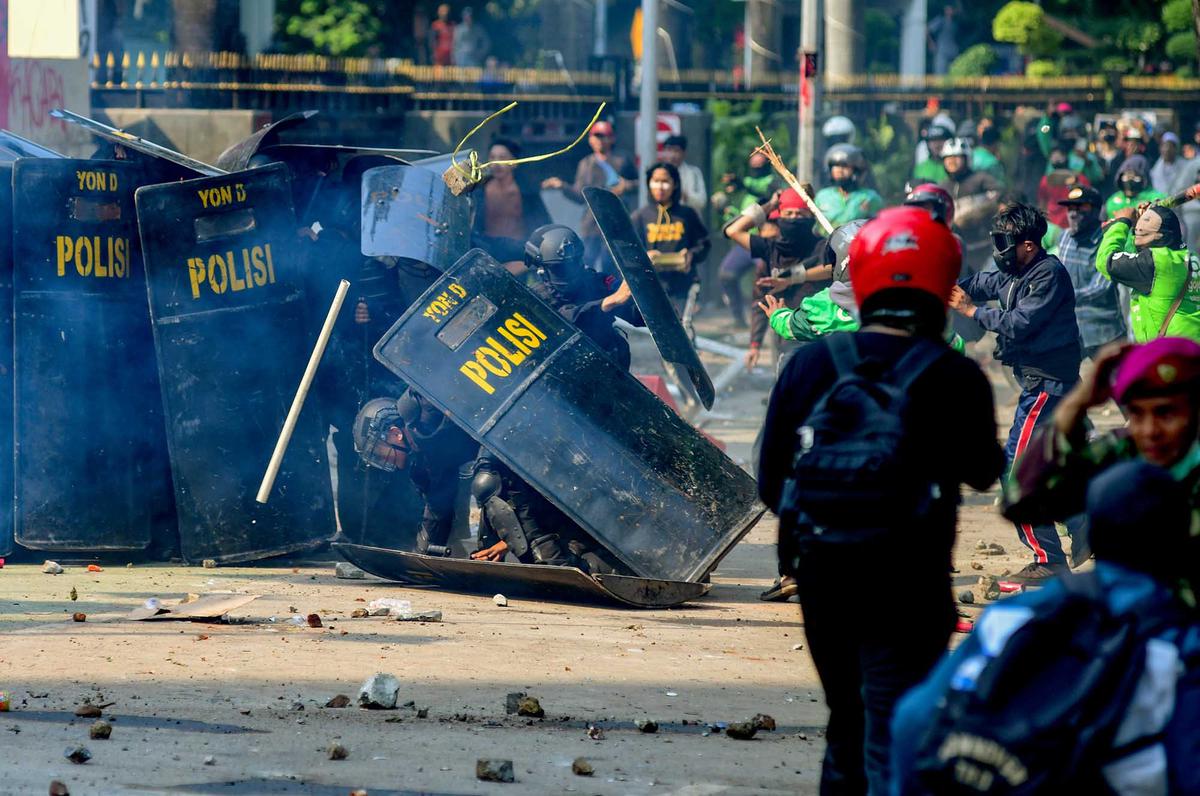 FOTO: Demo Ricuh di Kwitang Usai Kematian Driver Ojol Tertabrak Rantis Brimob