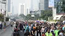 Warga berolahraga saat Car Free Day di Jalan MH Thamrin, Jakarta, Minggu (16/6/2019). Pemprov DKI Jakarta kembali memberlakukan HBKB atau car free day di Jalan MH Thamrin dan Jalan Jenderal Sudirman pascalibur lebaran setiap hari Minggu mulai pukul 06.00 - 11.00 WIB. (Liputan6.com/Angga Yuniar)