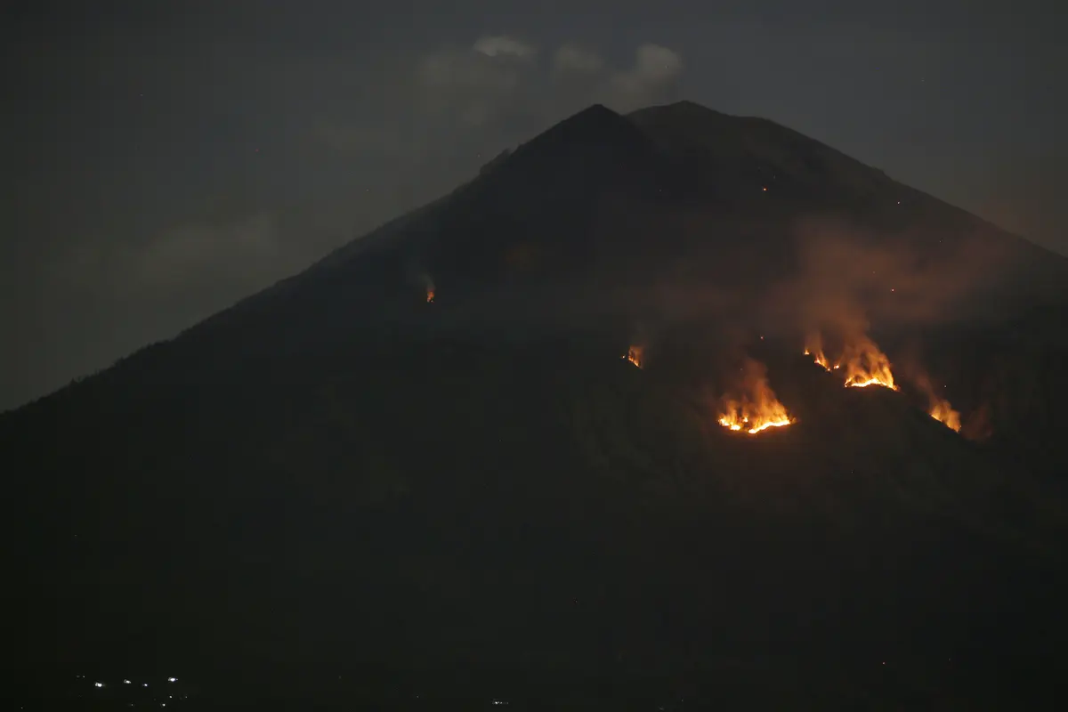 Gunung Agung Semburkan Lava Pijar