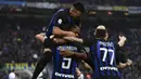 Para pemain Inter Milan merayakan gol yang dicetak Roberto Gagliardini pada laga Serie A Italia di Stadion San Siro, Milan, Sabtu (3/11). Inter menang 5-0 atas Cagliari. (AFP/Miguel Medina)