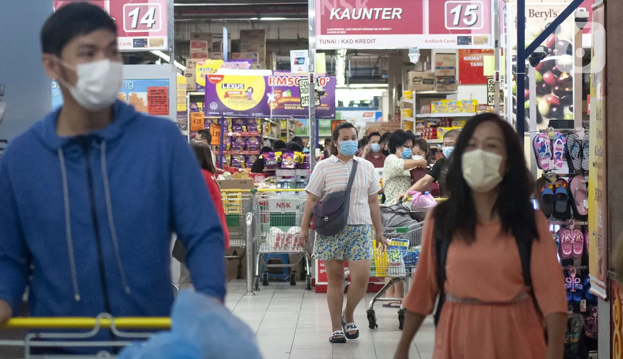Sejumlah warga mengenakan masker karena kekhawatiran penyebaran virus corona COVID-19 saat berbelanja di sebuah pasar swalayan di Kuala Lumpur, Malaysia, Senin (16/3/2020). Hingga saat ini, kasus virus corona COVID-19 di Malaysia telah mencapai 553. (Xinhua/Chong Voon Chung)