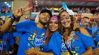 Penyerang Brasil, Neymar bersama ibunya Nadine Santos dan penyanyi Anitta saat menghadiri parade pertunjukan sekolah samba Vila Isabel selama Karnaval Rio de Janeiro di Sambadrome, Brasil (4/3). (AP Photo/Mauro Pimentel)