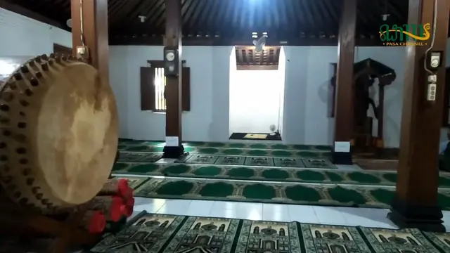 Bagian dalam Masjid Pajimatan Imogiri yang Dibangun Abad ke-16 oleh Sultan Agung. (Dok: YouTube https://youtu.be/6wuCL82i7_8?si=Zecw0SpJzNqr3RK9)