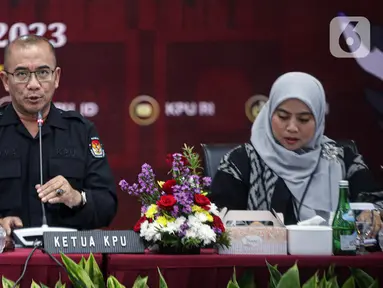 Petugas Komisi Pemilihan Umum (KPU) membacakan daftar pemilih saat rapat pleno terbuka rekapitulasi Daftar Pemilih Tetap (DPT) Pemilu 2024 di Kantor KPU, Jakarta, Minggu (2/7/2023). KPU resmi menetapkan DPT Pemilu 2024 sebanyak 204.807.222. (Liputan6.com/Faizal Fanani)