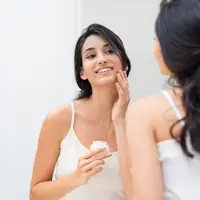 Ilustrasi kecantikan pakai krim wajah (iStockphoto/Ridofranz)