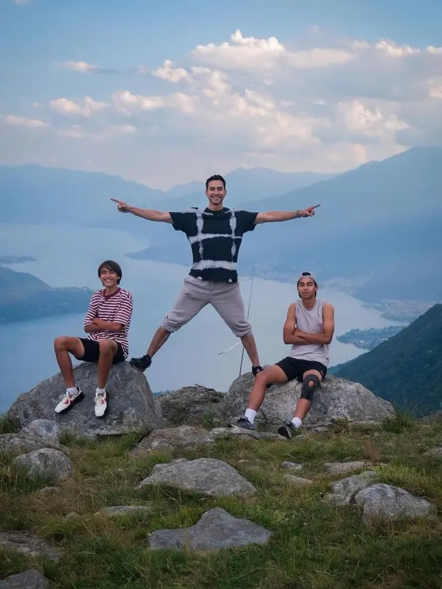 Darius Sinathrya berlibur di Italia bersama keluarga kecil