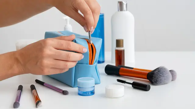 Produk Kecantikan 2 in 1: Makeup Sekaligus Skincare, Benarkah Efektif? Ini Penjelasannya!