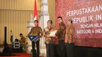 Kepala Perpusnas Muhammad Syarif Bando menerima penghargaan pengawasan Kearsipan dari ANRI. Penghargaan diberikan oleh Menpan RB Tjahjo Kumolo pada Rakornas pengawasan Kearsipan di Solo, Rabu, (26/2/2020). (Liputan6.com/ Ist)