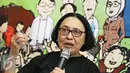 Tokoh gerakan masyarakat sipil, Zumrotin K. Susilo (tengah) memberikan keterangan dalam acara launching Duta Masyarakat untuk SDGs di Jakarta, Rabu (24/2). INFID memperkenalkan lima Duta Masyarakat untuk SDGs. (Liputan6.com/Immanuel Antonius)