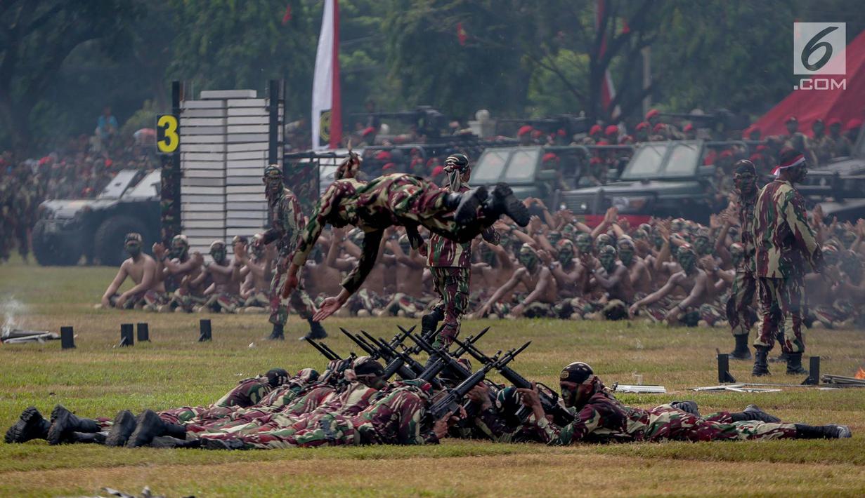 Prajurit Kopassus melakukan aksi ketangkasan saat peringatan HUT ke-67 Kopassus di Markas Kopassus, Cijantung, Jakarta, Rabu (24/4). Acara HUT Kopassus dimeriahkan sejumlah aksi demonstrasi unjuk kekuatan koprs Baret Merah ini, seperti beladiri, dan ketangkasan fisik. (Liputan6.com/Faizal Fanani)