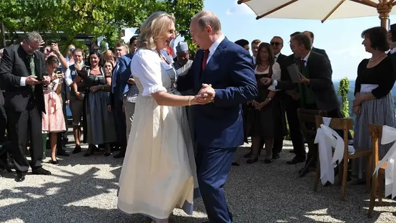 Karin Kneissl, mantan menteri luar negeri Austria, saat berdansa dengan Presiden Rusia Vladimir Putin pada hari pernikahannya Agustus 2018. (Dok. Roland Schlager/AFP)