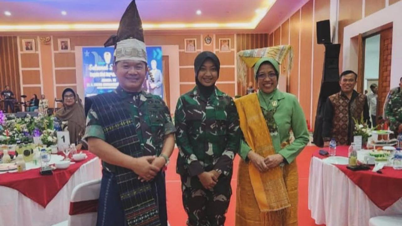 Dudung menjadi teringat saat Ia melakukan kunjungan kerja ke Kabupaten Simalungun. Di sana, Dudung diberi marga 'Sinaga' oleh masyarakat setempat.<br>