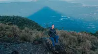 Pendaki berada di Puncak Gunung Klabat. (Dok: @ghiinaaa https://www.instagram.com/p/CsDldcQvion/?igsh=MXd0YnQ1YTh3bms5bw==)