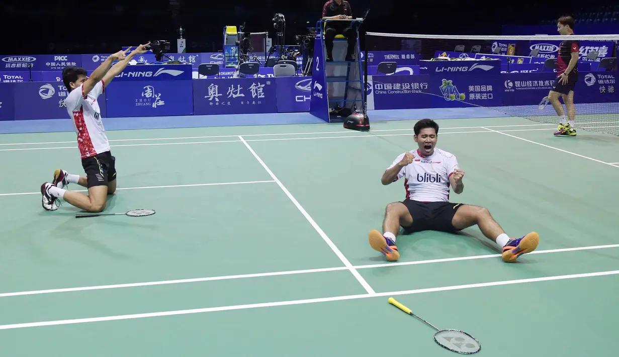 Angga Pratama (kanan) dan Ricky Karanda Surwardi merayakan kemenangan usai mendepak pasangan Korea Selatan pada semifinal Piala Thomas di Kunshan, China (20/5/2016). (AFP/ Johannes Eisele)