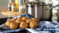 8 Cara Merebus Kentang yang Pas untuk Berbagai Resep, dari Mashed Potato sampai Salad