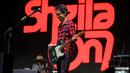 Gitaris Sheila on 7, Eross Candra saat tampil pada acara Kapanlagi Buka Bareng (KLBB) 2026 yang berlangsung di Stadion Madya, Senayan, Jakarta, Minggu (01/03/2026). (Bola.com/Bagaskara Lazuardi)