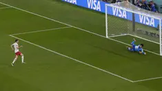 Penjaga gawang Meksiko, Guillermo Ochoa menyelamatkan tendangan penalti penyerang Polandia, selama pertandingan grup C Piala Dunia 2022 Qatar di Stadion 974 di Doha, Qatar, Selasa (22/11/2022). Meksiko bermain imbang dengan Polandia dengan skor 0-0. (AP Photo/Darko Vojinovic)