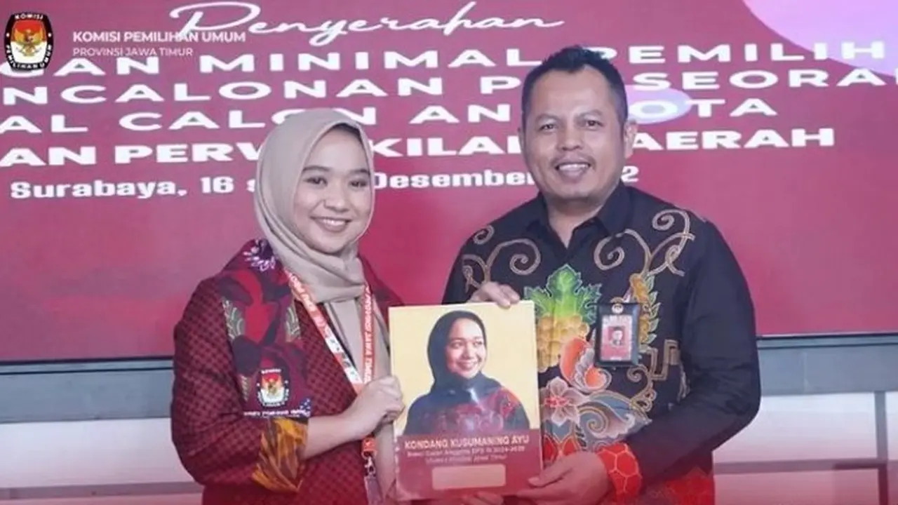 Kondang Kusumaning Ayu saat menyerahkan syarat dukungan minimal DPD ke KPU Jatim. (Foto: KPU Jatim)