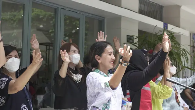 Pertunjukan musik angklung yang dimainkan anak-anak down syndrome dari ISDI