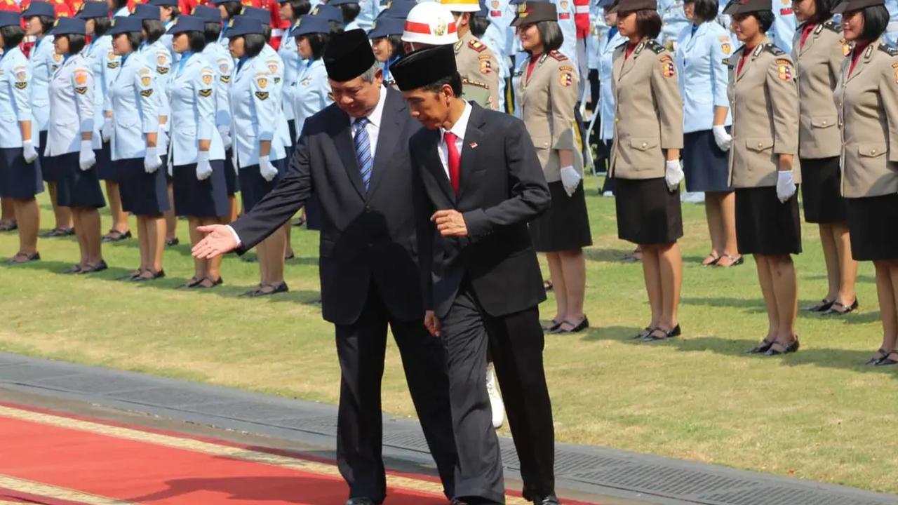 Sebelumnya, sumber merdeka.com di Koalisi Indonesia Maju membenarkan datang tawaran dari Jokowi untuk Demokrat mendapatkan jatah menteri. Jokowi meminta SBY mendiskusikan tawaran tersebut kepada Demokrat.<br>
